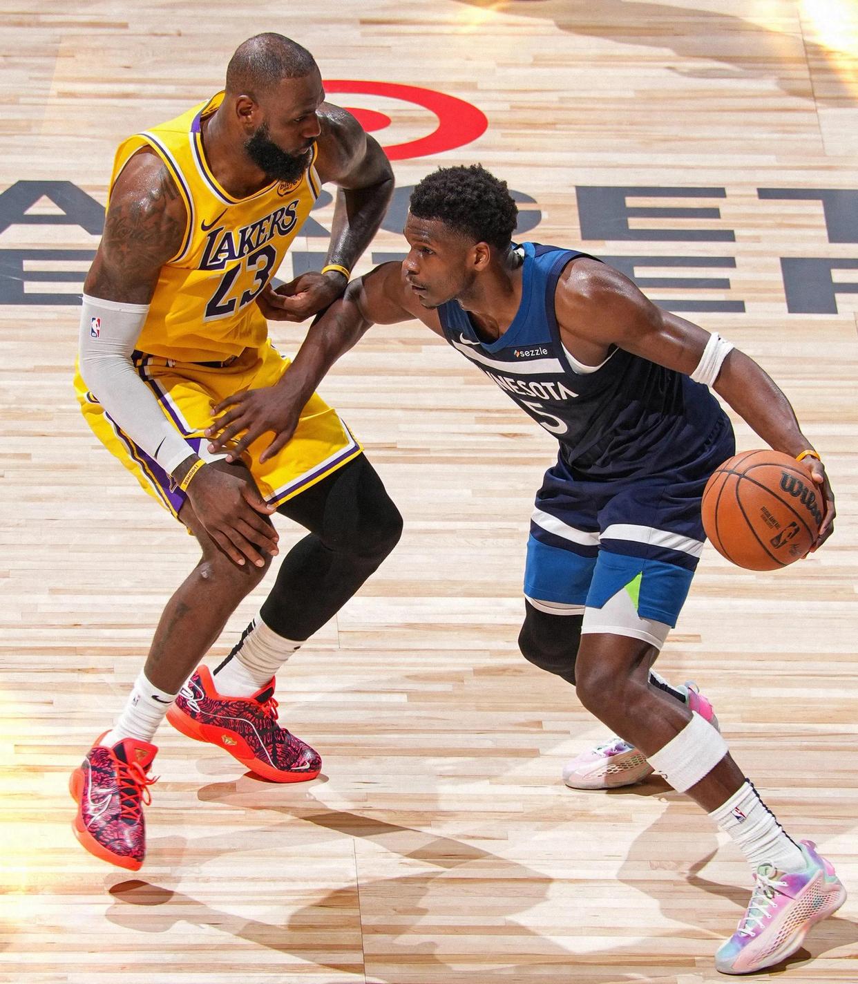 爱游戏官网首页 - 詹姆斯回归赛场，赛况扑朔迷离首场状态亮眼，热火观众沸腾！